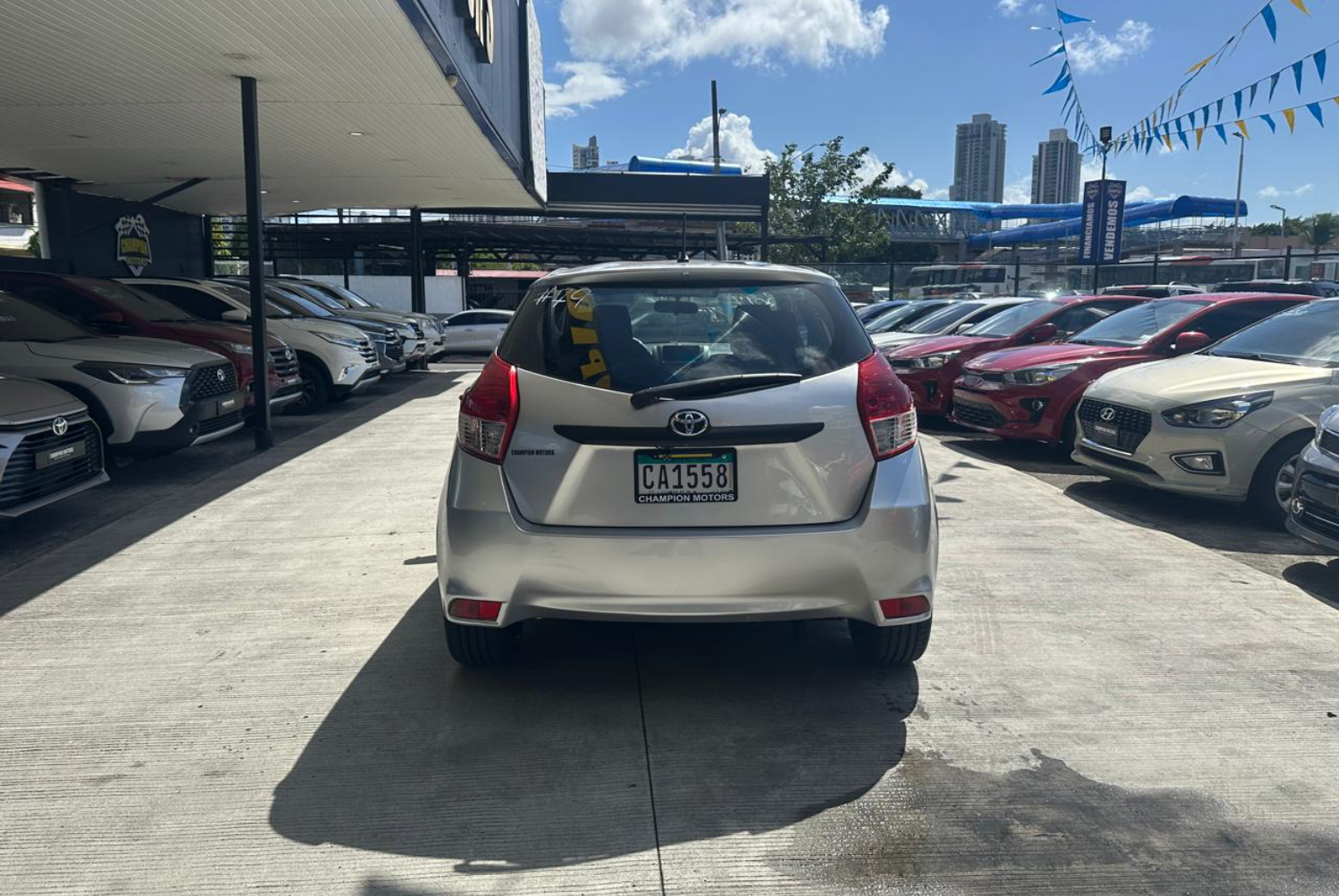 Toyota Yaris 2016 Automático color Plateado, Imagen #5