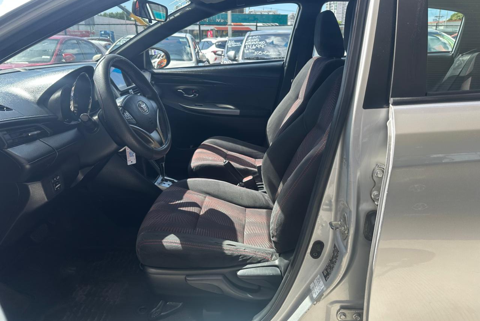 Toyota Yaris 2016 Automático color Plateado, Imagen #7