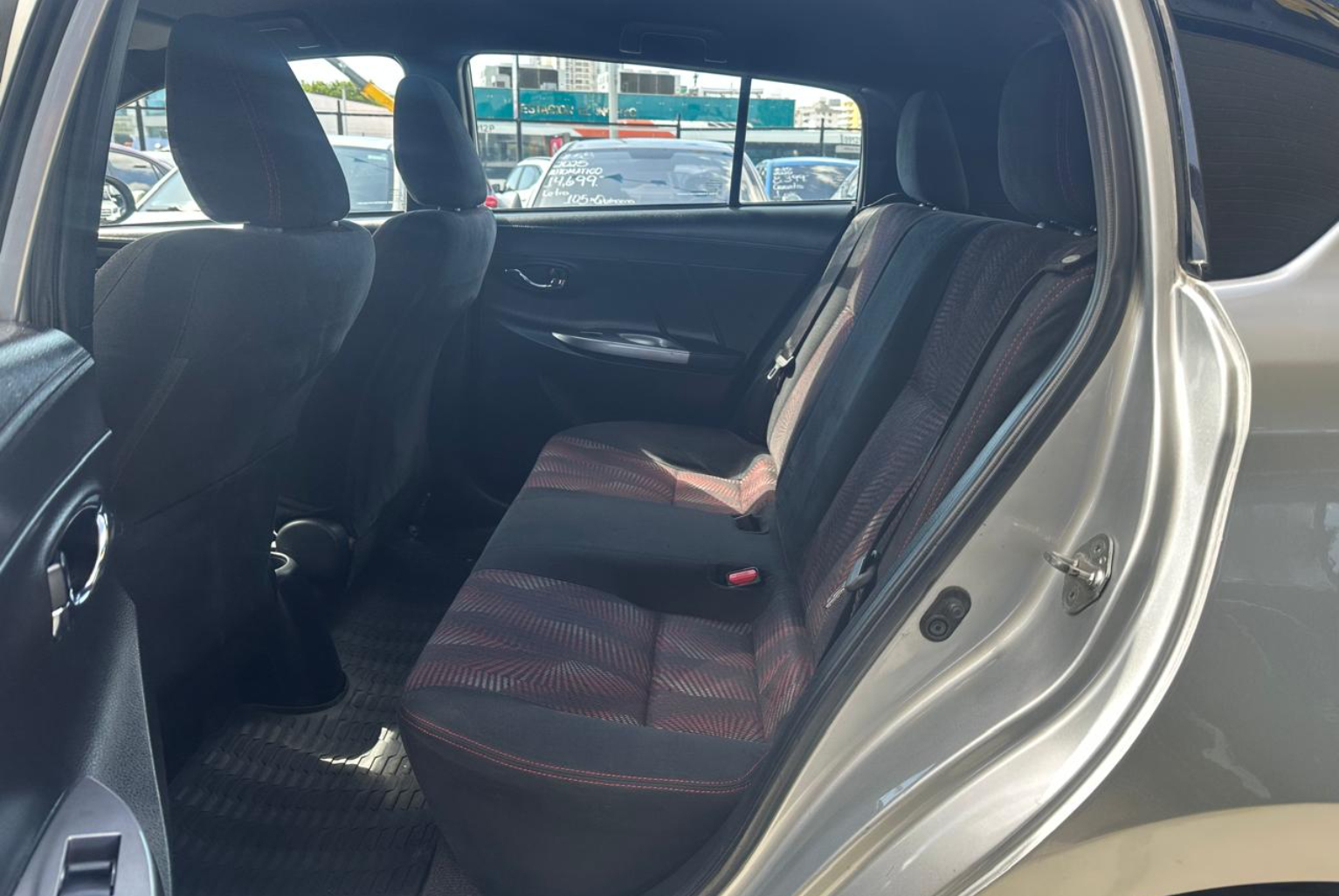 Toyota Yaris 2016 Automático color Plateado, Imagen #10
