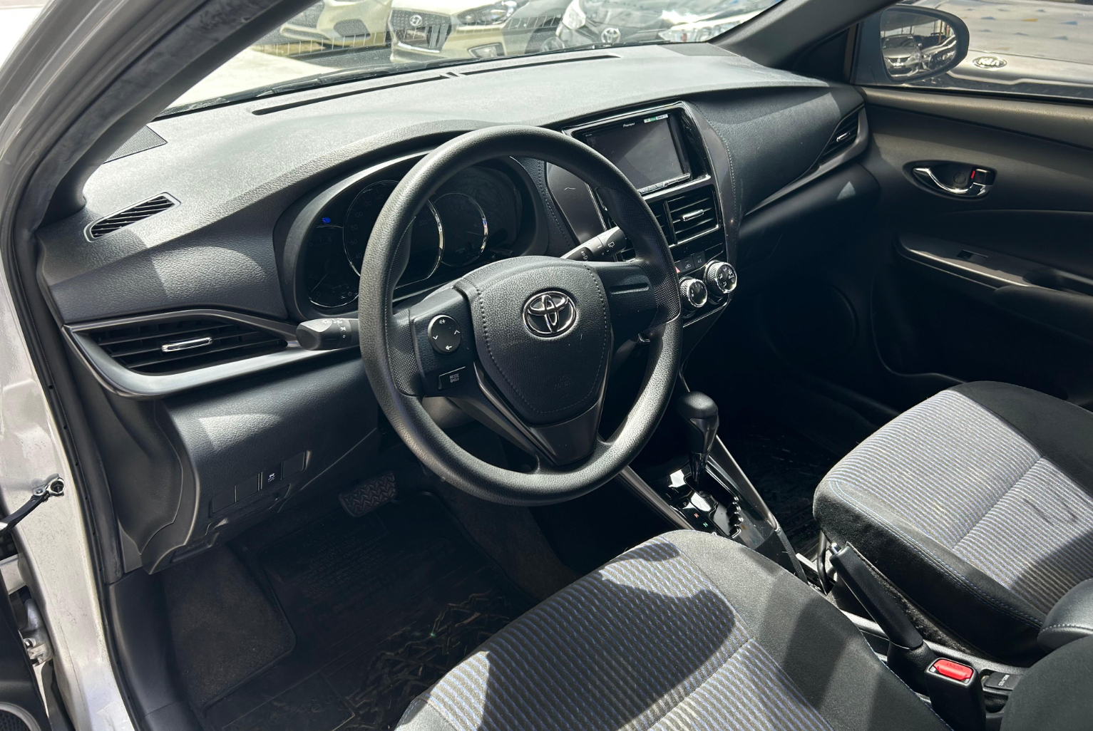 Toyota Yaris 2021 Automático color Plateado, Imagen #7