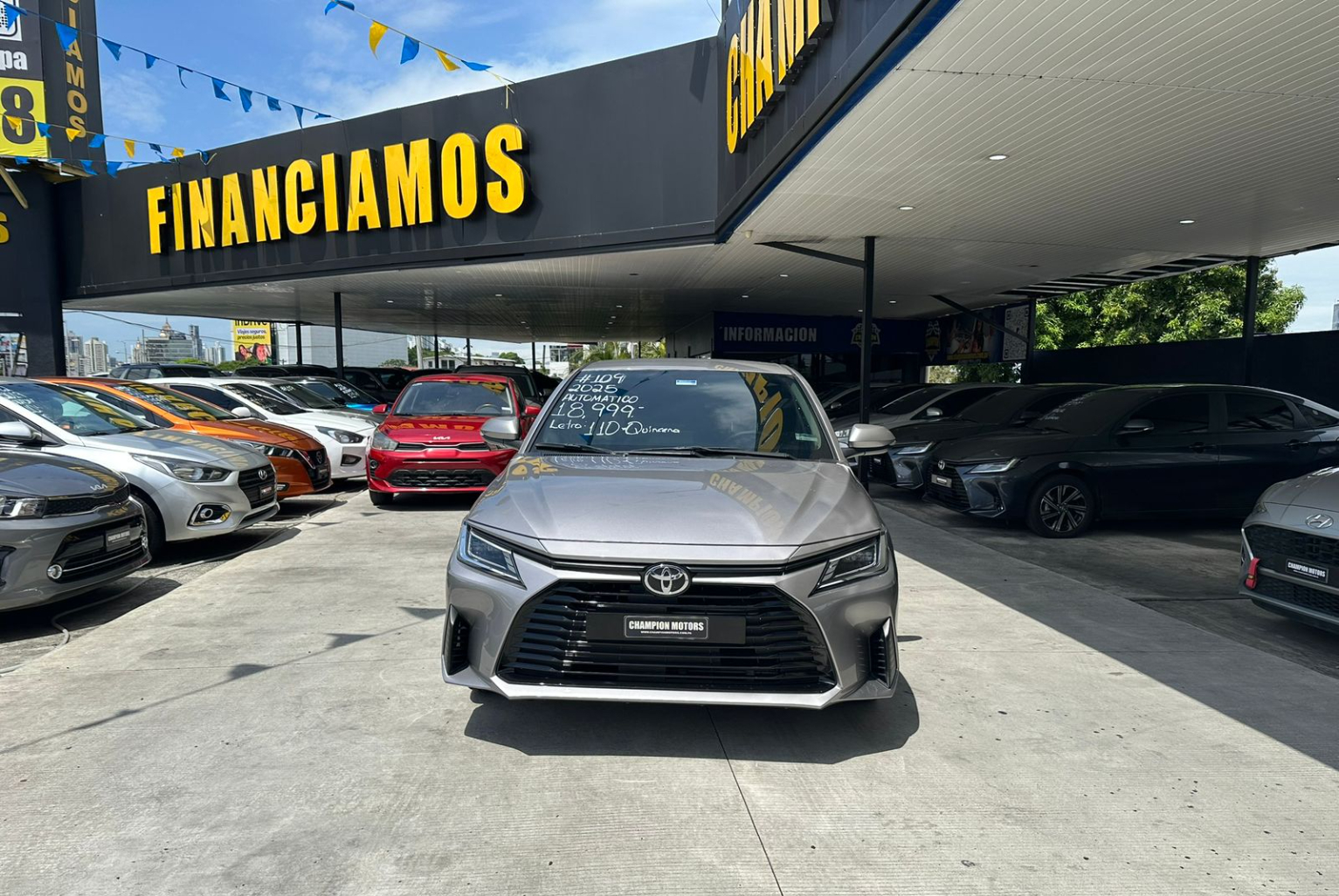 Toyota Yaris 2025 Automático color Plateado, Imagen #2