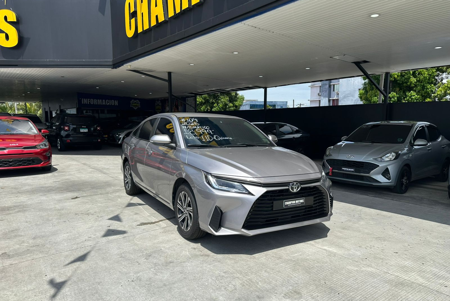 Toyota Yaris 2025 Automático color Plateado, Imagen #3