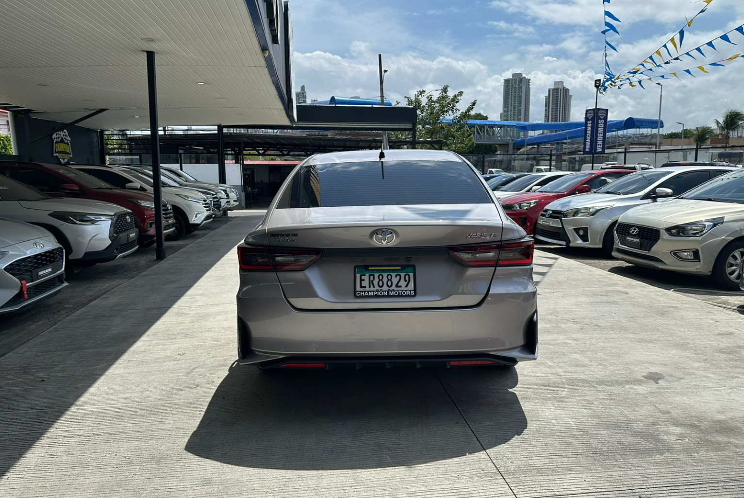 Toyota Yaris 2025 Automático color Plateado, Imagen #5