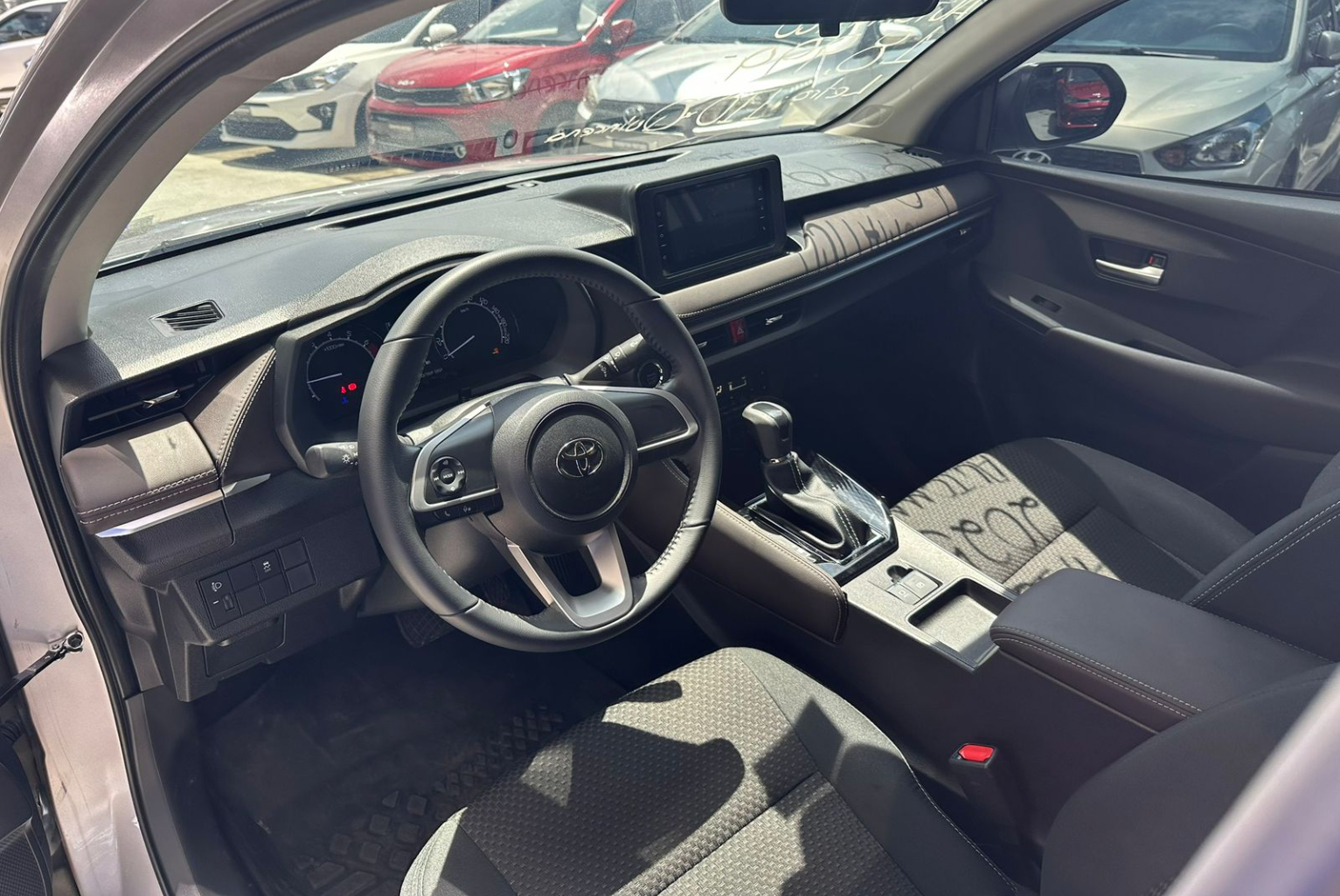 Toyota Yaris 2025 Automático color Plateado, Imagen #7