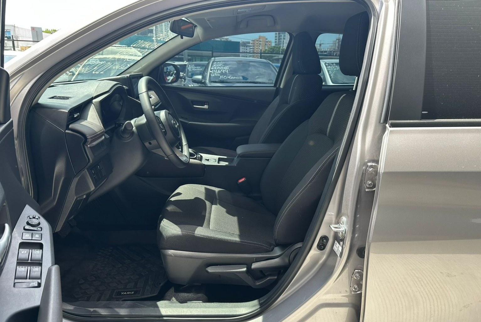 Toyota Yaris 2025 Automático color Plateado, Imagen #8