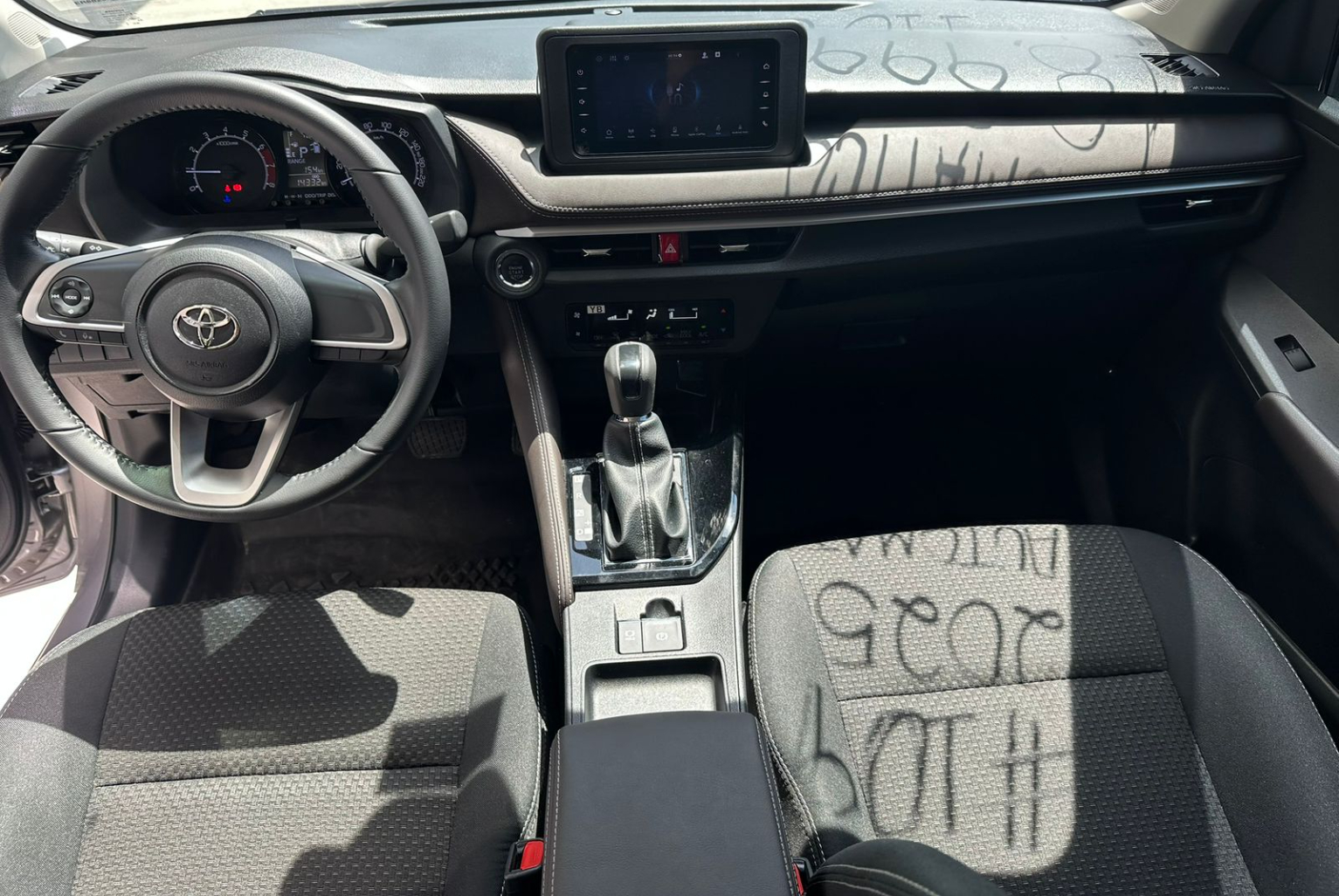 Toyota Yaris 2025 Automático color Plateado, Imagen #9