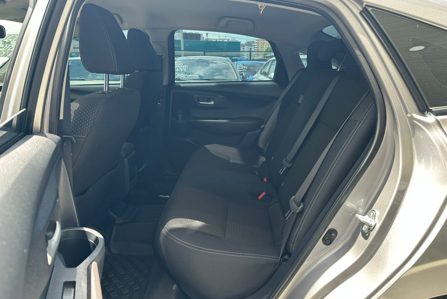 Toyota Yaris 2025 Automático color Plateado, Imagen #10